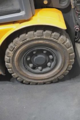 永恒力三轮前叉车