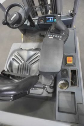 永恒力三轮前叉车