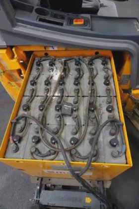 永恒力三轮前叉车