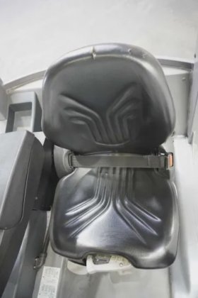 永恒力三轮前叉车