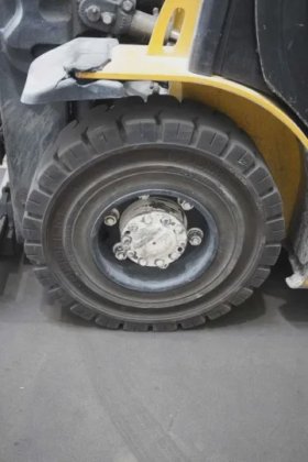 耶鲁四轮前装载机