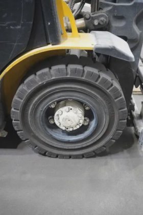 耶鲁四轮前装载机