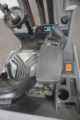 永恒力三轮前叉车