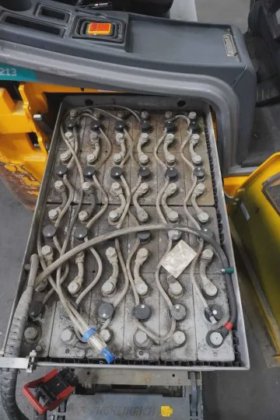 永恒力三轮前叉车