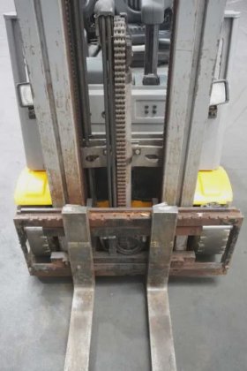 永恒力三轮前叉车