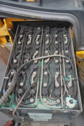 永恒力三轮前叉车