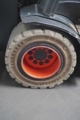 林德四轮前叉车