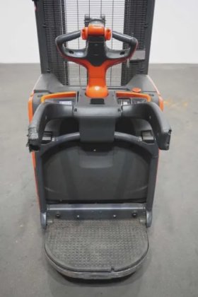 林德高举叉车驾驶室