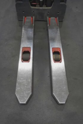 林德高举叉车驾驶室