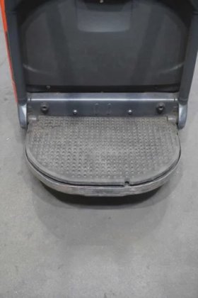 林德高举叉车驾驶室