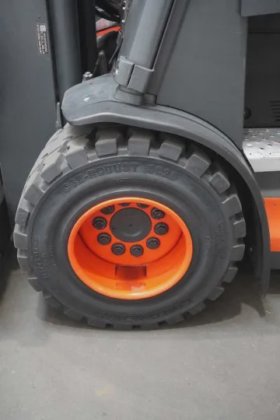 林德四轮前叉车