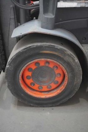 林德四轮前叉车