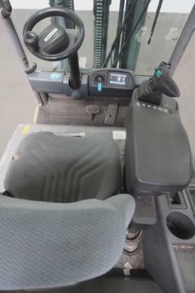 永恒力三轮前叉车