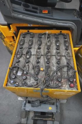 永恒力三轮前叉车