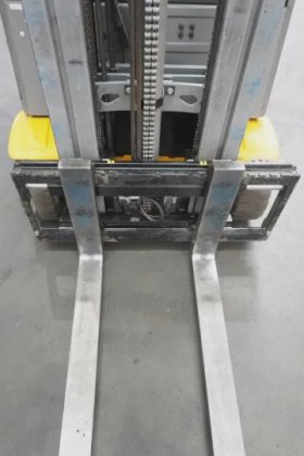 永恒力三轮前叉车