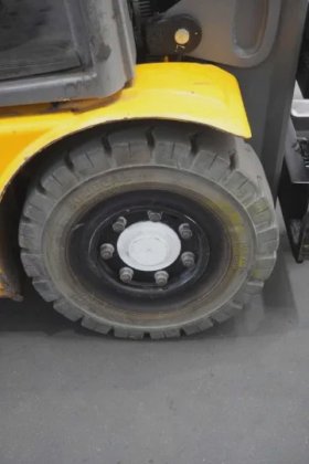 永恒力三轮前叉车