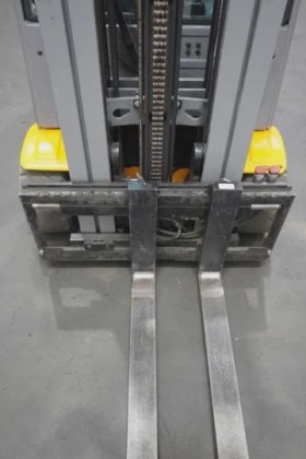 永恒力三轮前叉车