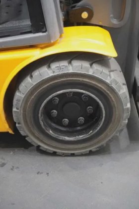 永恒力三轮前叉车