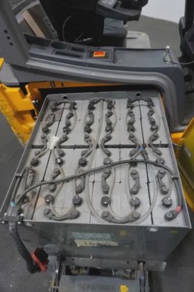 永恒力三轮前叉车