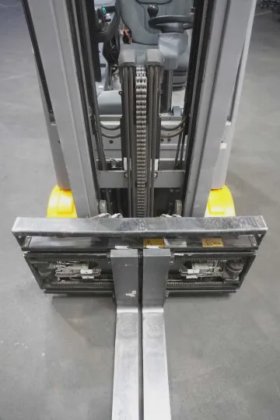 永恒力三轮前叉车