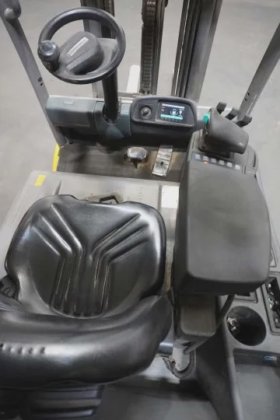 永恒力三轮前叉车