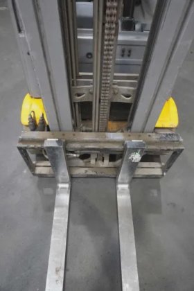 永恒力三轮前叉车