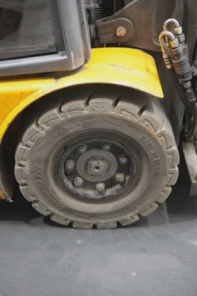 永恒力三轮前叉车