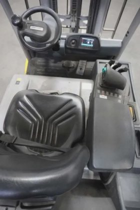 永恒力三轮前叉车