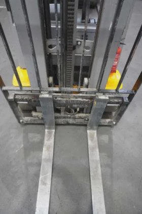 永恒力三轮前叉车