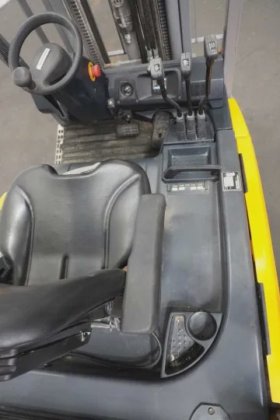 永恒力三轮前叉车