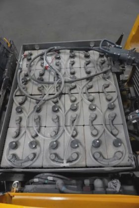 永恒力三轮前叉车