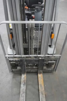 永恒力三轮前叉车