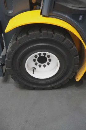 永恒力四轮前叉车