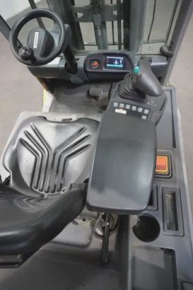 永恒力三轮前叉车