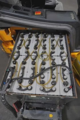 永恒力三轮前叉车