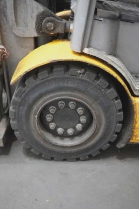 永恒力四轮前叉车