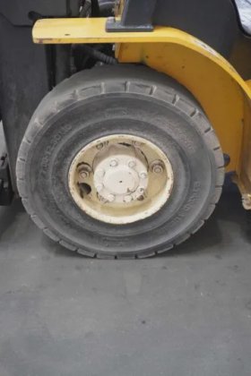 耶鲁四轮前装载机