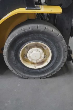 耶鲁四轮前装载机