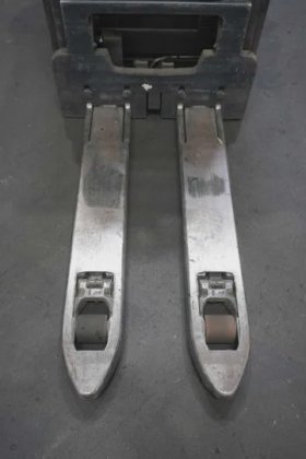 林德高举叉车驾驶室