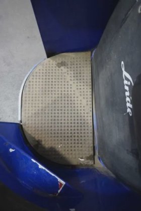 林德高举叉车驾驶室