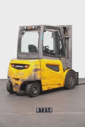 永恒力四轮前叉车