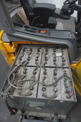 永恒力三轮前叉车