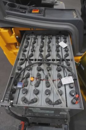 永恒力三轮前叉车