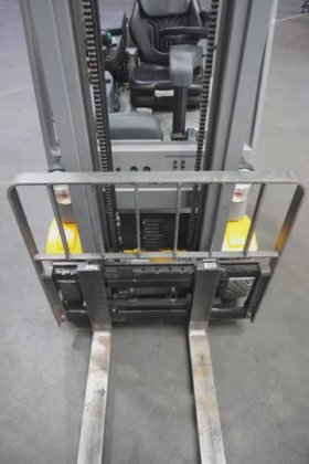 永恒力三轮前叉车