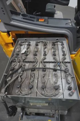 永恒力三轮前叉车