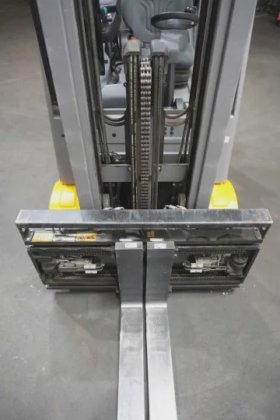 永恒力三轮前叉车