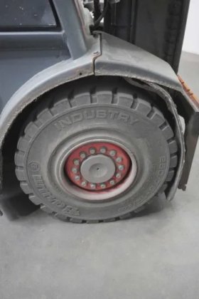 林德四轮前叉车