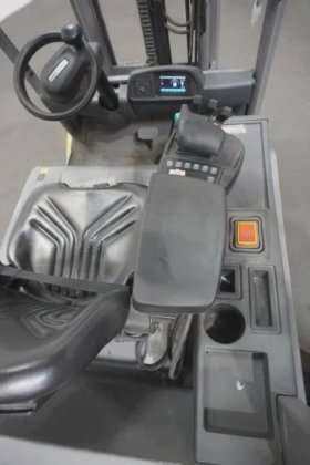 永恒力三轮前叉车