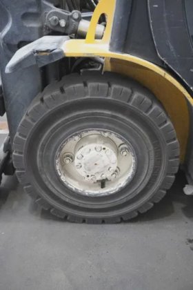 耶鲁四轮前装载机