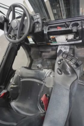 耶鲁四轮前装载机